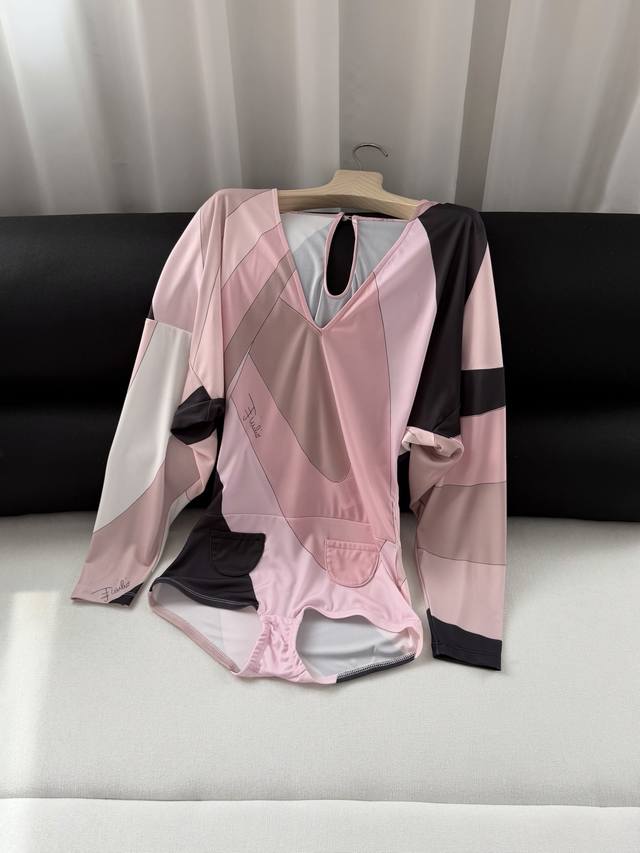 连体衣短裤 Iride Macro标志性印花图案超有辨识度,带弹力面料贴合人体设计,日常或度假都能轻松驾驭,摩登又艺术。 码数:36 38 40 42 连体衣短裤 Iride Macro标志性印花图案超有辨识度,带弹力面料贴合人体设计,日常或度假都能轻松驾驭,摩登又艺术。 码数:36 38 40 42