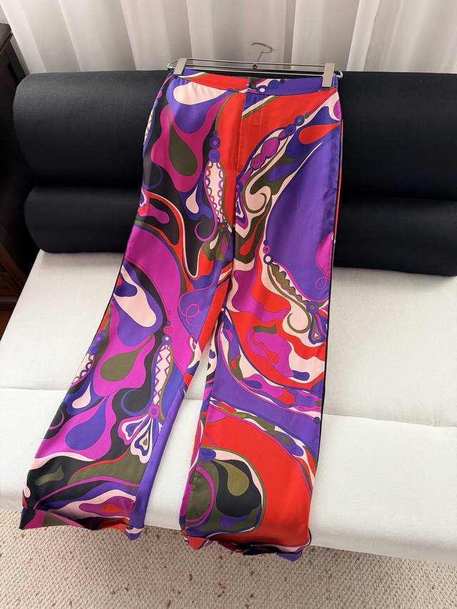 真丝印花休闲裤 100%重磅斜纹真丝、多色抽象印花,正面拉链纽扣开合,侧边口袋,后腰弹力褶皱、裤脚翻边,随机取位,每件印花不同。 码数:S M L Xl 真丝印花休闲裤 100%重磅斜纹真丝、多色抽象印花,正面拉链纽扣开合,侧边口袋,后腰弹力褶皱、裤脚翻边,随机取位,每件印花不同。 码数:S M L Xl