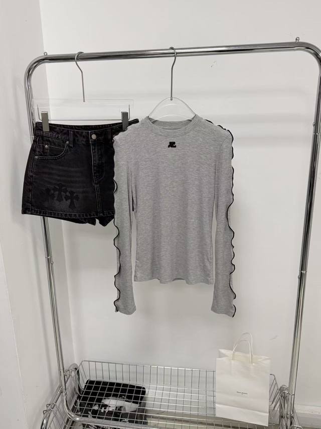 软糯坑条面料贴身穿超舒服，黑灰撞色木耳边从肩线延伸到袖口，把甜酷感拉满。小短款比例刚好，单穿显活力，叠穿大衣、卫衣都很出彩。 春天的百搭刚需，闭眼入就对啦 Si