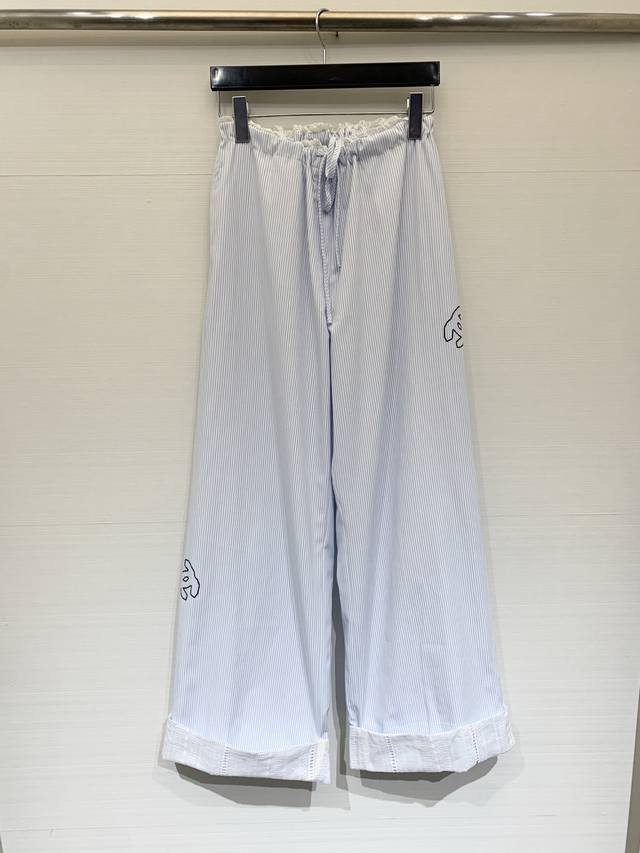 Chanel 26中古浅蓝条纹蕾丝边裤，浪漫与率性的碰撞，清新条纹遇上蕾丝翻边，刚柔并济的巧妙平衡。宽松裤型随性自在，细节处透出精致少女心，搭配针织衫或T恤都能