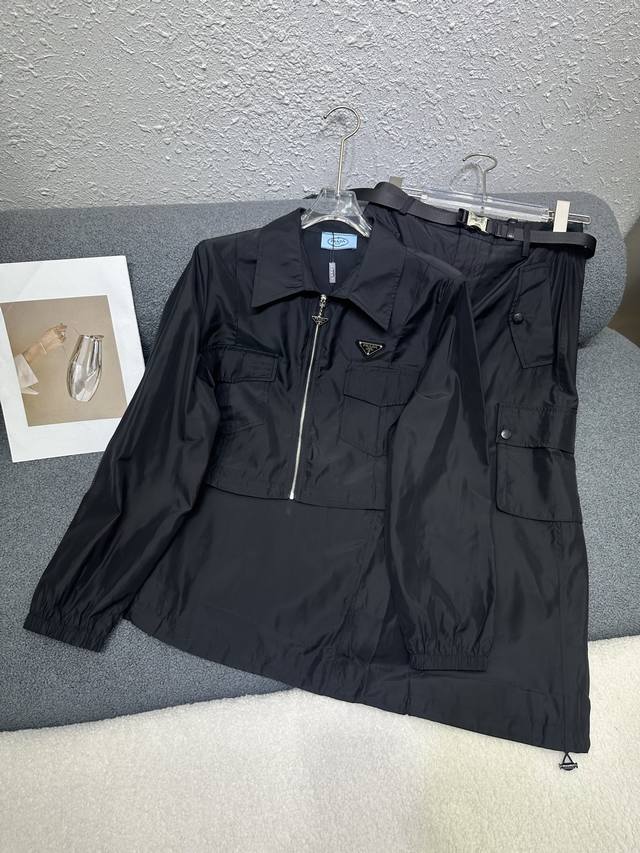 prada 普拉达2026春夏新款工装套装,翻领拉链短上衣钉三角标徽标,衣下可调节松紧设计,搭配腰带工装半身裙,休闲潮流,2色Sml prada 普拉达2026春夏新款工装套装,翻领拉链短上衣钉三角标徽标,衣下可调节松紧设计,搭配腰带工装半身裙,休闲潮流,2色Sml