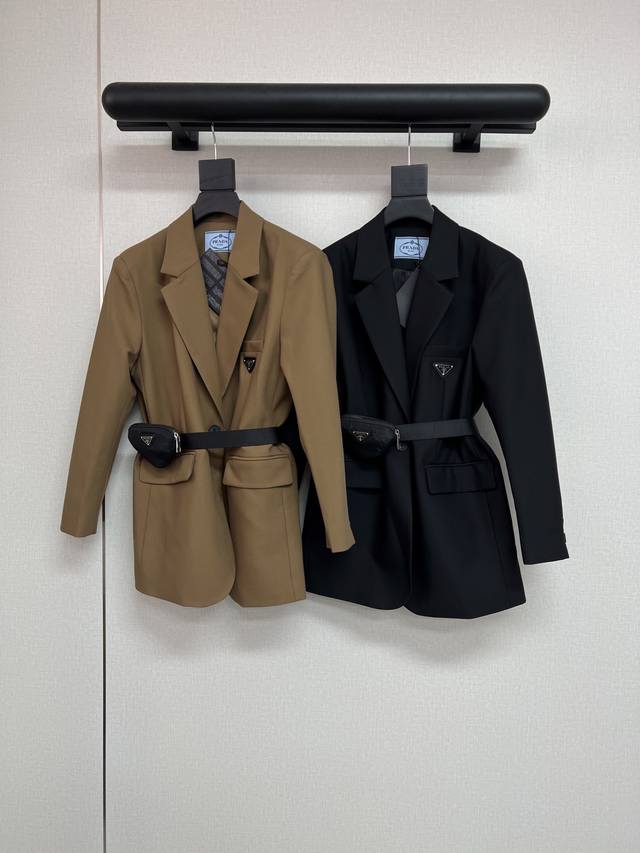 高品质prad*普拉达2025秋冬新款休闲高级西装胸前真皮三角标装饰定制洋气Logo腰带小包包定制Logo纽扣上身非常大气上档次率性利落H直身版型演绎酷飒时髦风 高品质prad*普拉达2025秋冬新款休闲高级西装胸前真皮三角标装饰定制洋气Logo腰带小包包定制Logo纽扣上身非常大气上档次率性利落H直身版型演绎酷飒时髦风