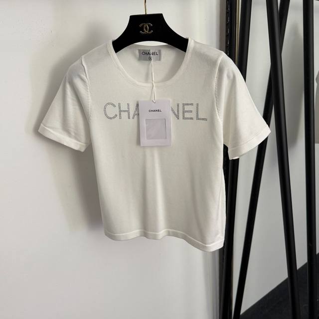 款号20260918 Chane*新款 烫钻Logo字母短袖针织衫上衣，白色，藏蓝色， 均码：胸围82，袖长20，长50；重量：0.150Kg