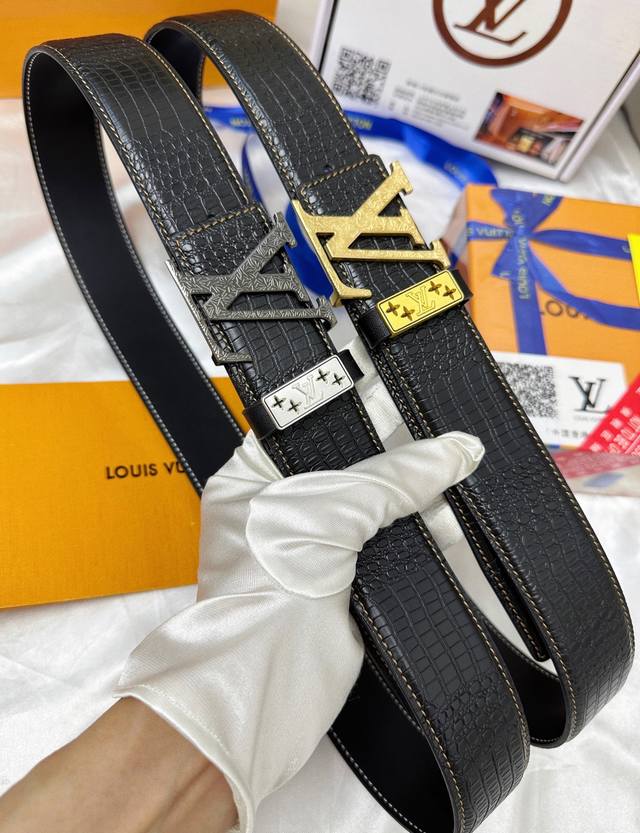 皮带：Lv.路易威登顶级复刻- 腰带：原单品质百分百进口原厂头层牛皮，保证真皮。雕花镂空设计浮雕工艺.真空电镀.永不掉色.24K纯钢扣头层小牛皮鳄鱼皮纹路双面可