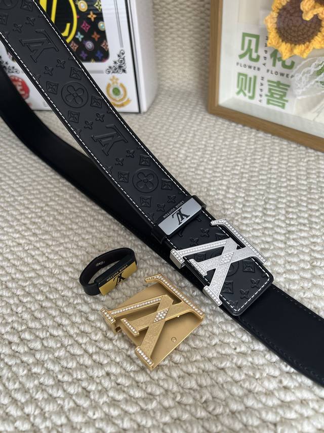 品名：Lv..路易..威登原单钻扣 材质：原单牛皮腰带 百分百头层牛皮腰带保证真皮钢扣，专柜原单品质、做工精细，时尚大牌，送人自用首选 包装： 请认准如图专柜包
