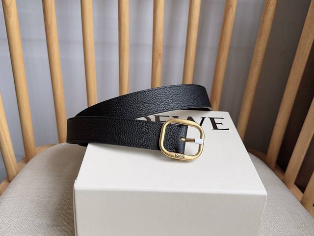 loewe 罗意威 专柜最新同款腰带 选用柔软粒面牛皮革和光滑牛皮革制成腰带 配有Loewe Anagram针扣 卓越的工艺 个性的造型 精美的材质 宽:3.0 loewe 罗意威 专柜最新同款腰带 选用柔软粒面牛皮革和光滑牛皮革制成腰带 配有Loewe Anagram针扣 卓越的工艺 个性的造型 精美的材质 宽:3.0