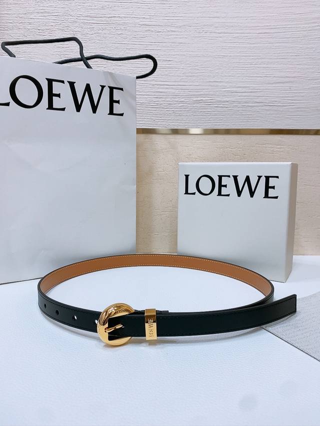 Loewe 罗意威 专柜最新同款腰带 选用光滑牛皮革窄款腰带 配有Anagram pebble针扣 卓越的工艺 个性的造型 精美的材质 宽:2.0Cm Loewe 罗意威 专柜最新同款腰带 选用光滑牛皮革窄款腰带 配有Anagram pebble针扣 卓越的工艺 个性的造型 精美的材质 宽:2.0Cm