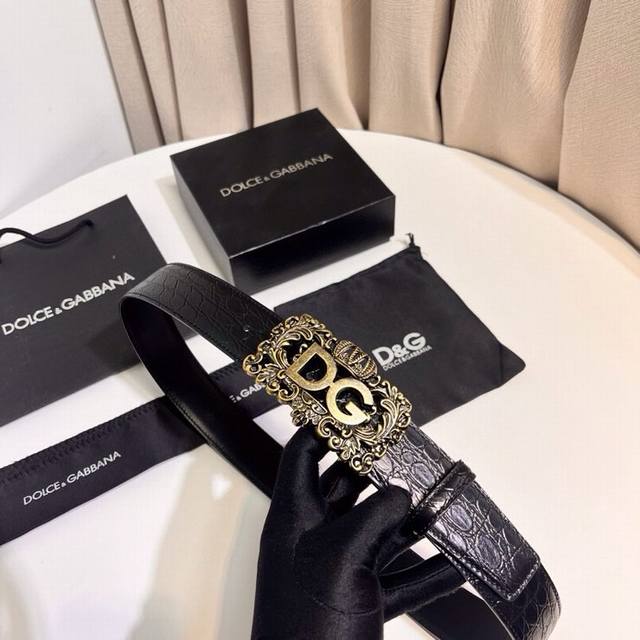 Dolce & Gabbana new saddle leather belt, a simple accessory adorned with a perso