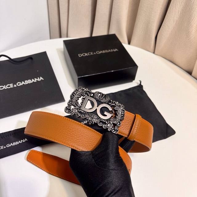 Dolce & Gabbana new saddle leather belt, a simple accessory adorned with a perso