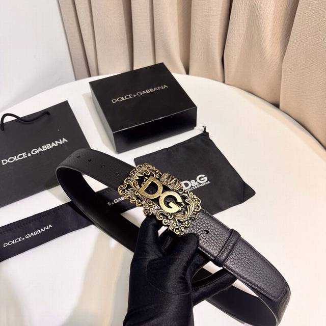 Dolce & Gabbana new saddle leather belt, a simple accessory adorned with a perso