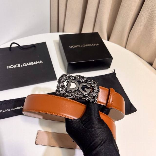 Dolce & Gabbana new saddle leather belt, a simple accessory adorned with a perso