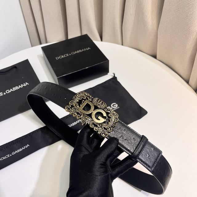 Dolce & Gabbana new saddle leather belt, a simple accessory adorned with a perso