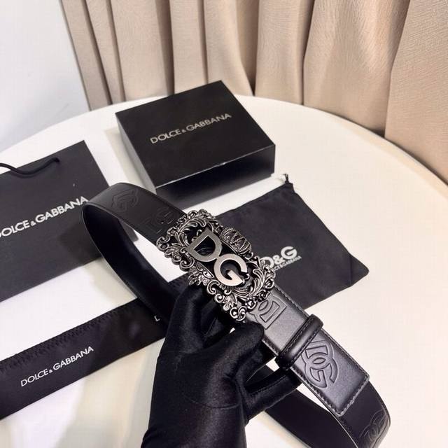 Dolce & Gabbana new saddle leather belt, a simple accessory adorned with a perso