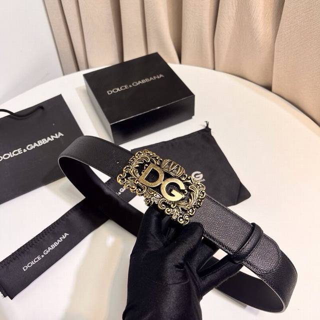 Dolce & Gabbana new saddle leather belt, a simple accessory adorned with a perso