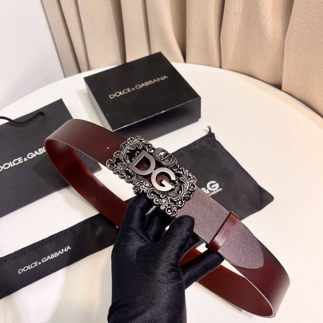 Dolce & Gabbana new saddle leather belt, a simple accessory adorned with a perso