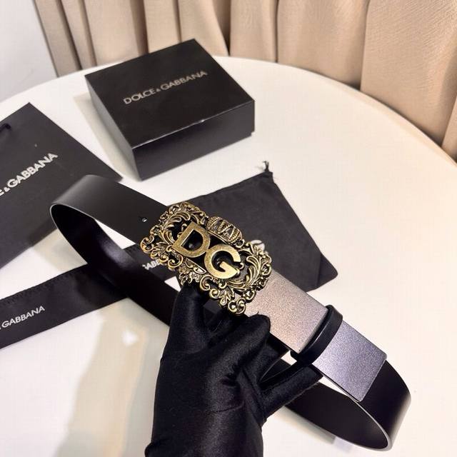 Dolce & Gabbana new saddle leather belt, a simple accessory adorned with a perso