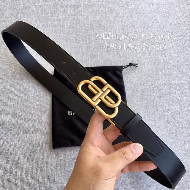 comes with a full set of gift packaging. A popular Balenciaga item currently sol