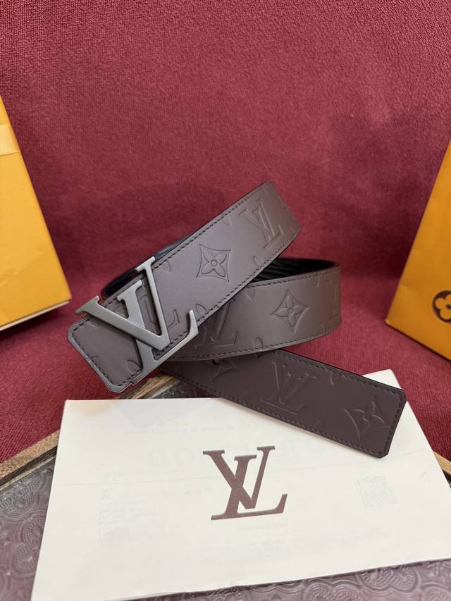 LV Dimension Drift 双面腰带以路易威登的经典元素挥洒街头型格。Monogram 图案一面更显前卫锋芒，光滑皮革一面释放儒雅气息，精工雕琢的搭扣