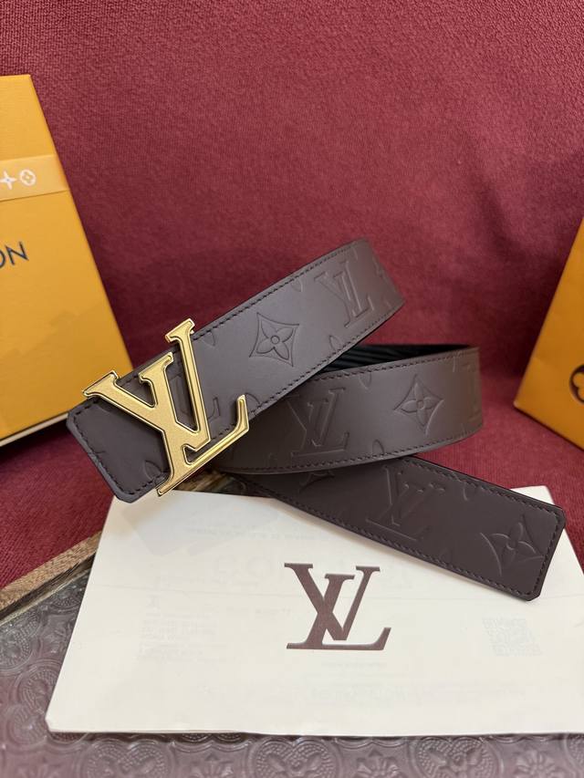LV Dimension Drift 双面腰带以路易威登的经典元素挥洒街头型格。Monogram 图案一面更显前卫锋芒，光滑皮革一面释放儒雅气息，精工雕琢的搭扣