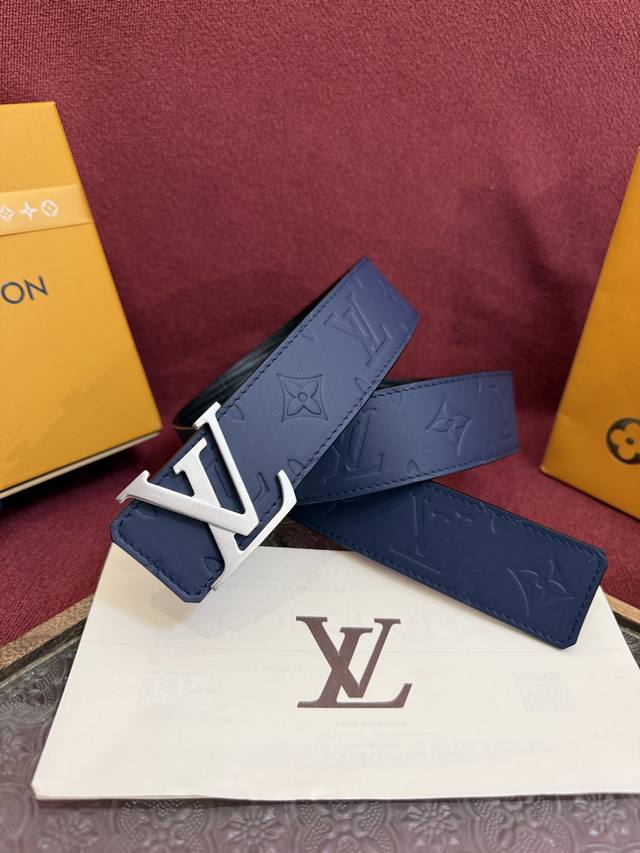 LV Dimension Drift 双面腰带以路易威登的经典元素挥洒街头型格。Monogram 图案一面更显前卫锋芒，光滑皮革一面释放儒雅气息，精工雕琢的搭扣