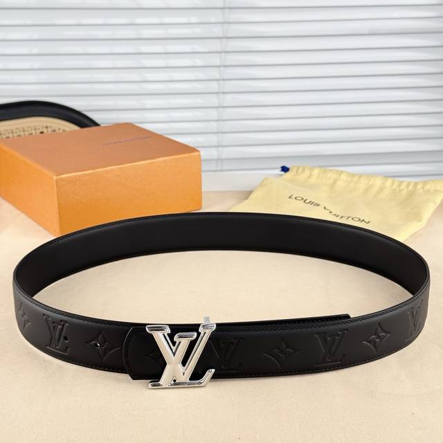 Lv Dimension 4.0腰带将经典格调引入新颖尺幅设计。皮革压印 Lv 字母、与纤秀 Lv 字母搭扣相映成趣，令品牌标识低调完成潮流蜕变