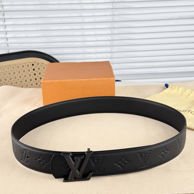 Lv Dimension 4.0腰带将经典格调引入新颖尺幅设计。皮革压印 Lv 字母、与纤秀 Lv 字母搭扣相映成趣，令品牌标识低调完成潮流蜕变