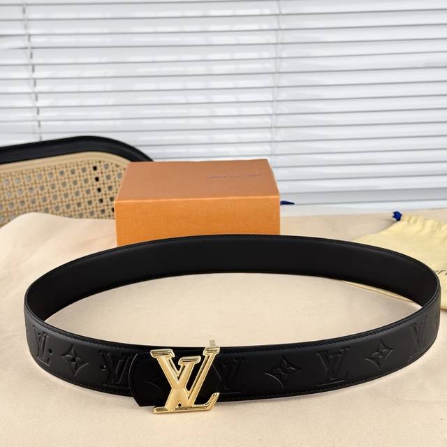 Lv Dimension 4.0腰带将经典格调引入新颖尺幅设计。皮革压印 Lv 字母、与纤秀 Lv 字母搭扣相映成趣，令品牌标识低调完成潮流蜕变