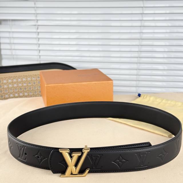 Lv Dimension 4.0腰带将经典格调引入新颖尺幅设计。皮革压印 Lv 字母、与纤秀 Lv 字母搭扣相映成趣，令品牌标识低调完成潮流蜕变
