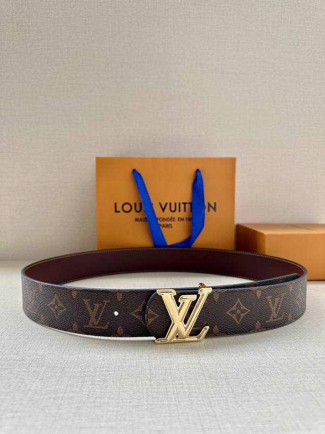 4.0宽 Lv Dimension 双面腰带将创意传承与华美街头风范共冶一炉，彰显创意总监 pharrell Williams 的时尚远见。Monogram 帆