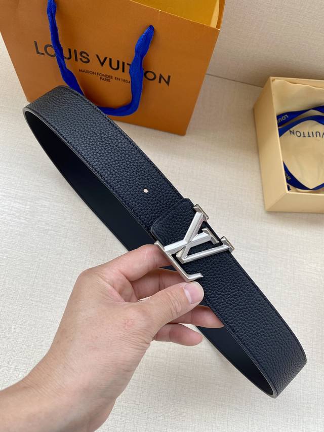 配全套包装礼盒 Lv pyramide Twisted 双面腰带取材柔软 Taurillon 皮革，烘托 pyramide Twisted 搭扣白菱形美学 古金