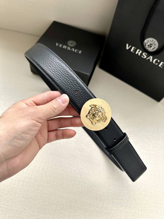 Width 4.0Cm Versaec This stylish belt is made of supple calfskin and features a