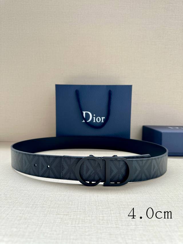 2562872FFF, 4.0cm wide. This 40mm reversible belt combines elegance with modern
