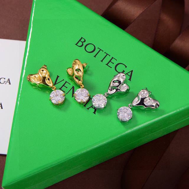 乀Bottega Venenta 新款Bv耳环 与众不同的设计 个性十足 颠覆你对传统耳环的印象 使其魅力爆灯 乀Bottega Venenta 新款Bv耳环 与众不同的设计 个性十足 颠覆你对传统耳环的印象 使其魅力爆灯