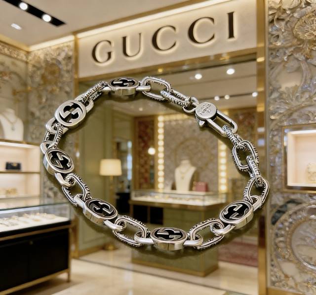 最新出炉 Gucci古驰手链最新款的经典款 精致无论款式 质感 都是绝对的顶尖Feel 只要看一眼就懂了 原版Logo 超 Nice 搭配衣服最佳的选择，男女同