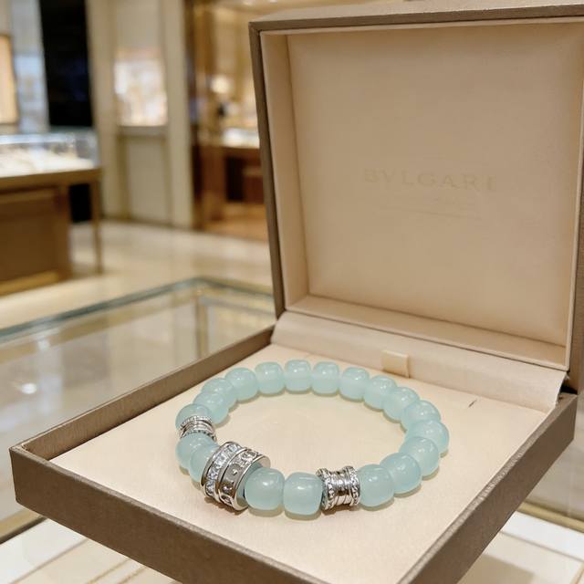 Bulgari bracelet in V gold. Made with natural azalea from the Bulgari Divas' Dre