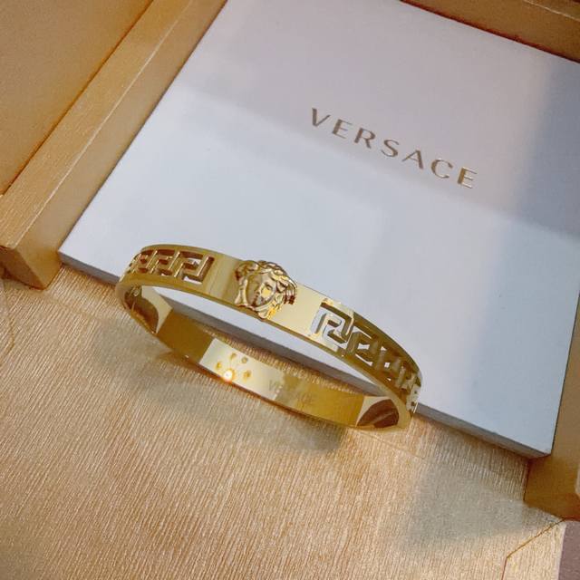 Versace 范思哲 杜美莎标志手环 帅气酷炫 同时透露着一丝不羁的自由气息 展现别样趣味魅力 做工精致钻镶嵌 绝对高逼格 等同正品