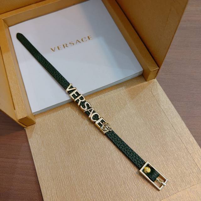 Versace 范思哲 杜美莎标志牛皮手绳手链 帅气酷炫 同时透露着一丝不羁的自由气息 展现别样趣味魅力 做工精致钻镶嵌 绝对高逼格 等同正品