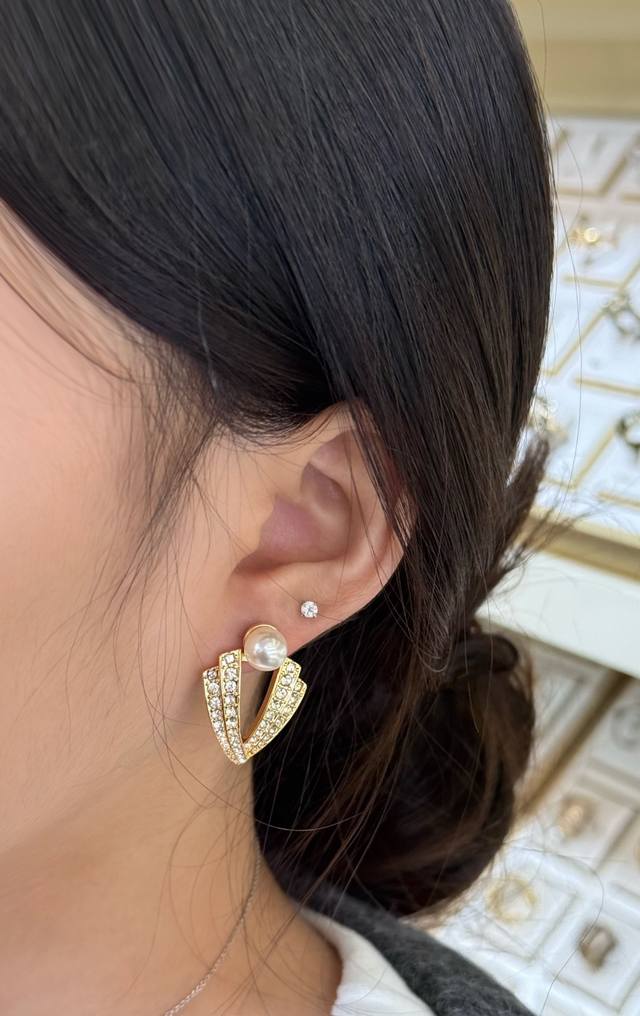 New Valentino V-Shaped Pearl Earrings Valentino V-shaped pearl earrings, made of