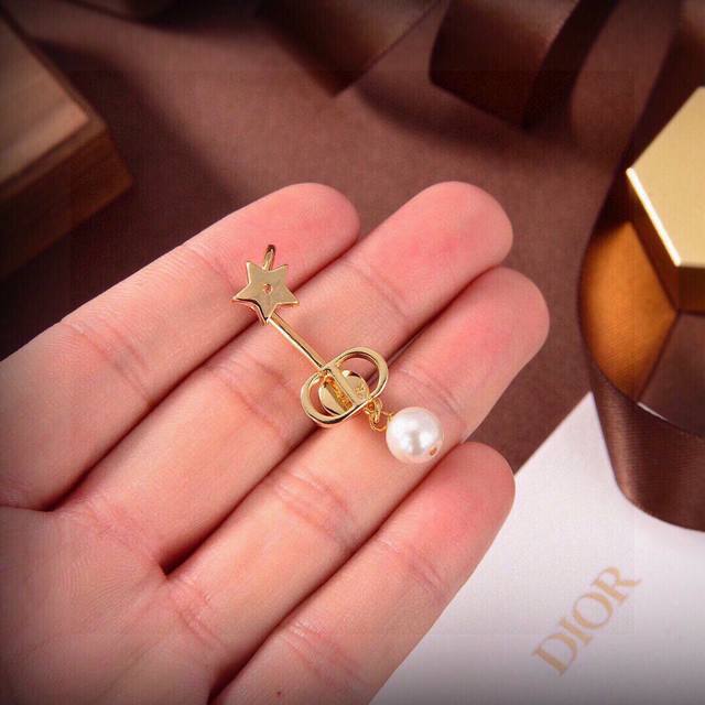 Dior 迪奥 星星Cd单只耳钉 专柜新款上市 美得不要不要的 唯美 浪漫 人手必备款 火爆小红书 精选Z批一致材质