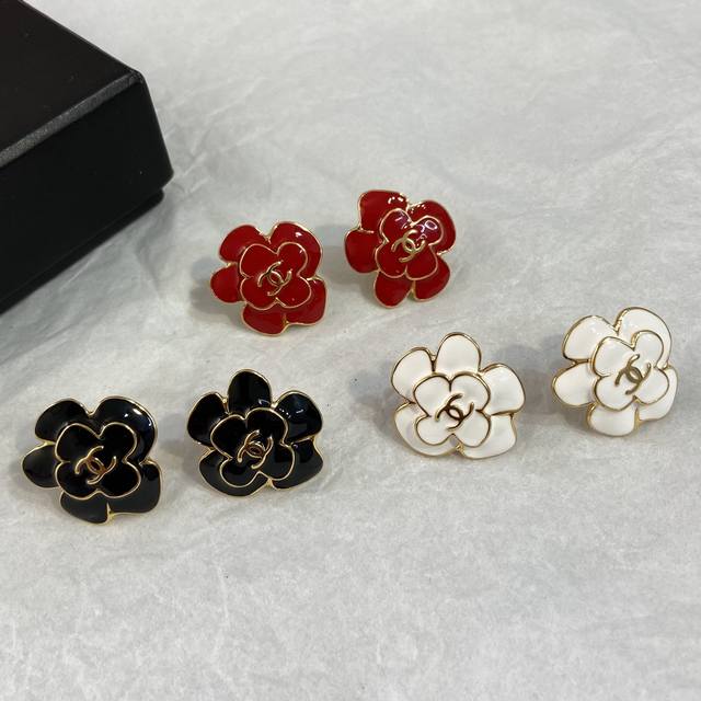 Xe1032 Chanel 山茶花耳钉 香奈儿山茶花耳钉，经典山茶花造型+金色描边，中央双C Logo超有辨识度！白贝母材质自带温润光泽，优雅又复古，日常或正式