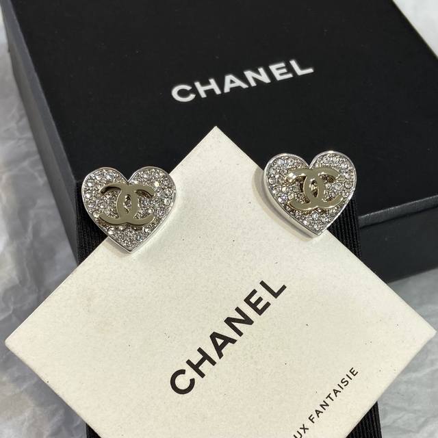 Xe1029 香 儿 爱心满钻耳钉 香奈儿爱心满钻耳钉，经典双C标志+心形设计，黄铜材质镶嵌施华洛世奇水钻，闪耀吸睛。尺寸适中，日常佩戴或约会、派对都能轻松驾驭
