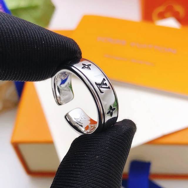 编号Ljz0055 Lv*最新款银色光面戒指 一致Z批黄铜材质