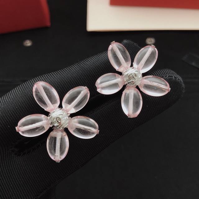 2568163FFF, Item No. Xed0420, Ch*Nel's latest silver-pink flower earrings, ident