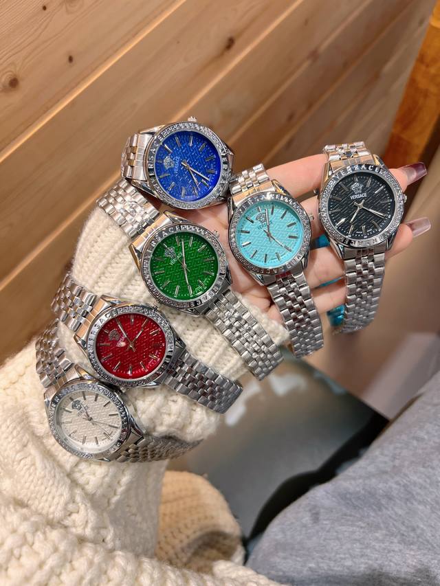 范思哲 搭配品牌标志性的美杜莎、图案作为主要的设计元素，原装石英机芯，矿物质玻璃，舒适简便。时尚年轻的色彩与标志性的完美结合，赋予日常休闲时尚风格。