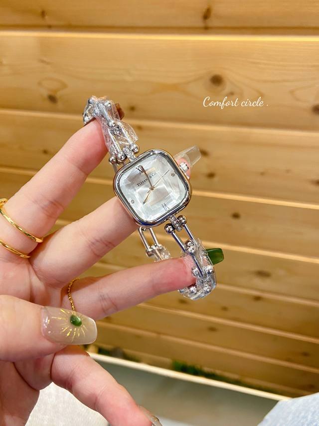 新款推荐 Tiffany&Co.新款腕表 它不仅是一款计时工具,更是时尚与品味的象征。 外观设计:简约而不简单,独特的方形表壳,更显奢华与精致,搭配精致的缎带皮 新款推荐 Tiffany&Co.新款腕表 它不仅是一款计时工具,更是时尚与品味的象征。 外观设计:简约而不简单,独特的方形表壳,更显奢华与精致,搭配精致的缎带皮