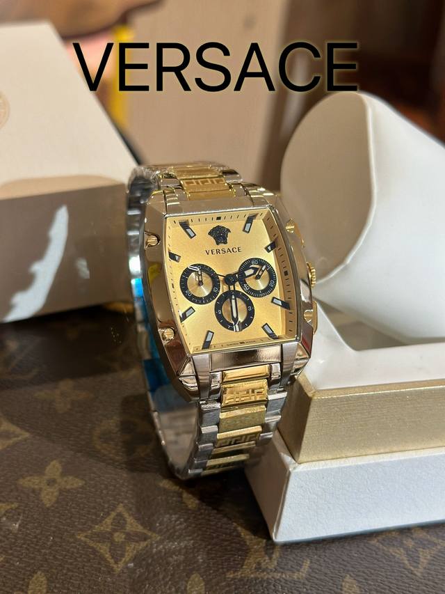 百钢 .金钢 Versace 新款 范思哲 V酒桶系列 全面到货！酒桶形三眼表盘，搭配三个计时盘6时刻计时圈内嵌日期窗口日辉纹盘面折射不同时光影视线，在链节上研