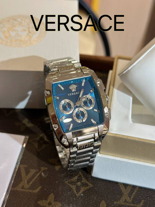 百钢 .金钢 Versace 新款 范思哲 V酒桶系列 全面到货！酒桶形三眼表盘，搭配三个计时盘6时刻计时圈内嵌日期窗口日辉纹盘面折射不同时光影视线，在链节上研