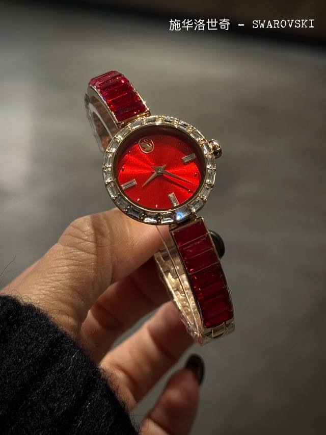 白 金 施华洛世奇Swarovski这款美丽的首饰风时计以水晶凸显佩戴者的优雅气质。25 Mm表壳采用不锈钢材质打造，表圈镶嵌 20 颗长方形切割 ，表冠内则镶