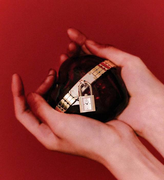 金 单排钻30 满钻100 Mini 版到货啦 小红书 爆款爱马仕 Kelly 系列 一表多用 超实用性 女士腕表 搭载进口石英机芯 精准耐用 天然珍珠贝母表盘