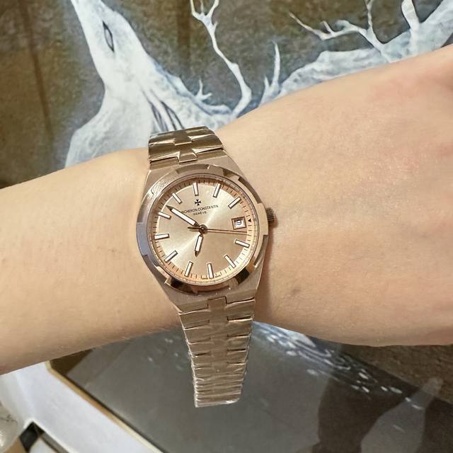 光 Vacheron Constantin江诗丹顿纵横四海系列:原装进口石英机芯,简约大三针设计,旭日纹缎拉丝工艺处理,搭配蓝宝石镜面防刮花,深邃优雅大方,直径 光 Vacheron Constantin江诗丹顿纵横四海系列:原装进口石英机芯,简约大三针设计,旭日纹缎拉丝工艺处理,搭配蓝宝石镜面防刮花,深邃优雅大方,直径